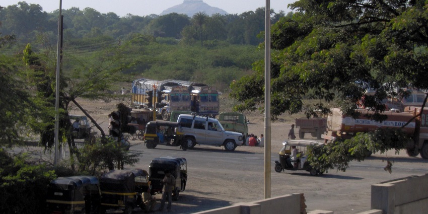 Aurangabad road view, the city having Siddharth Garden and Zoo.