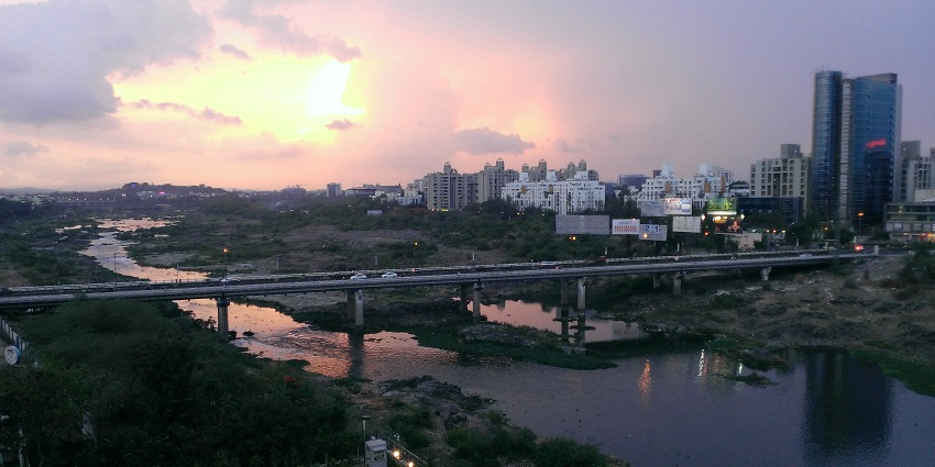 Aga Khan Bridge in Pune over the Mula-Mutha River.