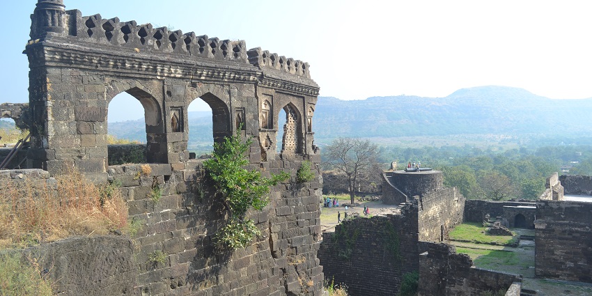 View of the majestic Asherigad Fort from a distance