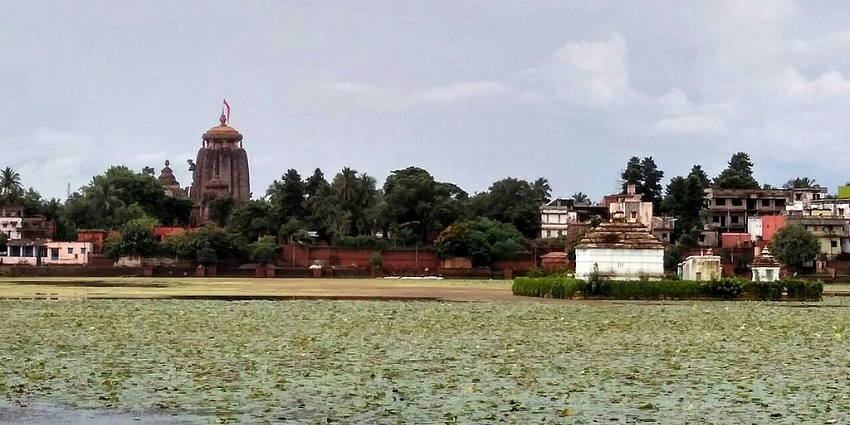 The location of Odisha State Museum makes it easily accessible from nearby regions.