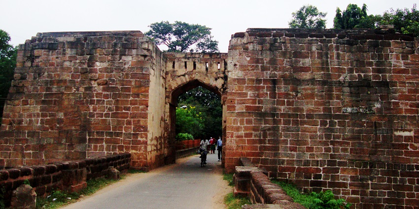view of the decapitating ruins of the fort, offering a glimpse into its history