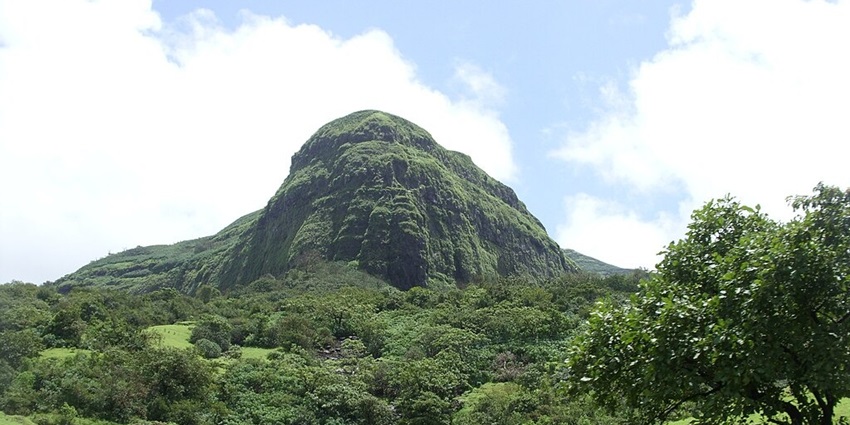 Tailbaila Fort offer scenic trek in Sahyadri, near Mulshi Dam.
