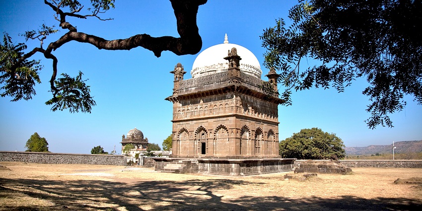 An image of the historic fort which is 27 km from Aurangabad, and 180 km from Nashik.