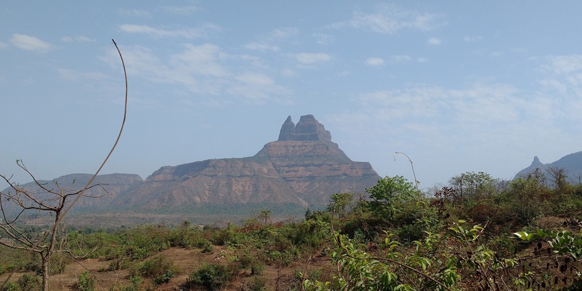 Malanggad Fort offers stunning views, rugged terrain, and Haji Malang Dargah.