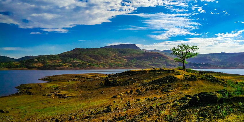 Tung Fort, a scenic tourist attraction in Maharashtra, offers stunning views.