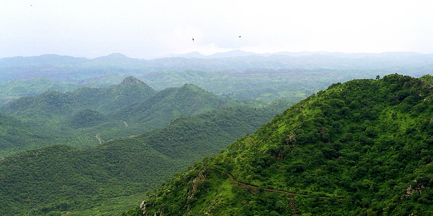 Stunning view of the Aravalli hills, ideal for visits to the Rock Sports adventure park.