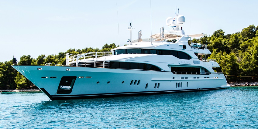 A yacht party in Mumbai offers stunning Arabian Sea views from the Gateway of India.