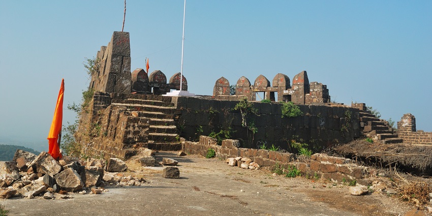 A scenic view of Mahur Fort, a popular destination in Maharashtra with ancient architecture