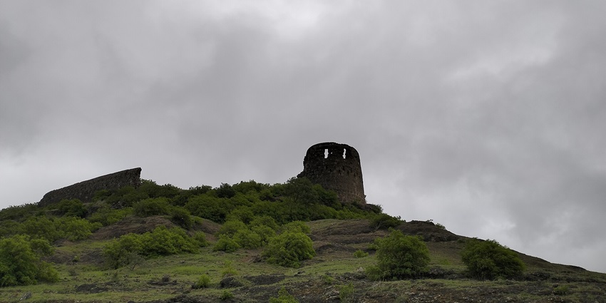 Malhargad Fort, a historic popular destination near Maharashtra, has scenic views.