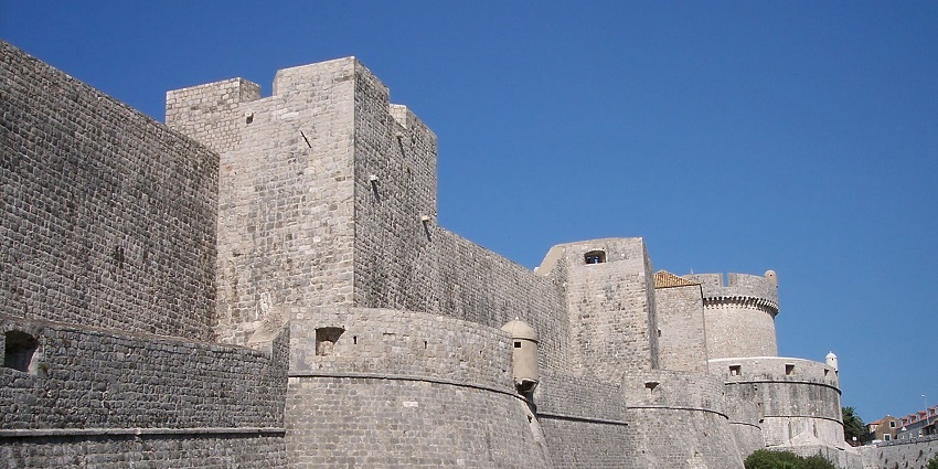 Madh Fort, a historic tourist attraction near Maharashtra, with coastal views.