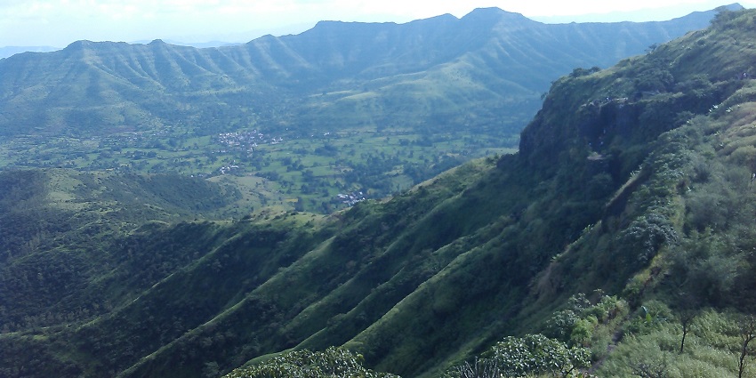 An image showcasing a fort with ancient architecture like that of the Kailasgad Fort.