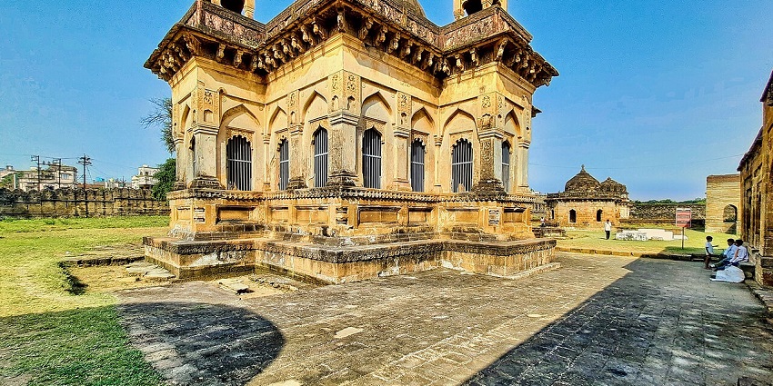 An aerial view of a historic fortification located on a steep cliff near Maharashtra.