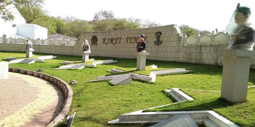 Statue commemorating warriors, depicting a soldier holding a flag in tribute.