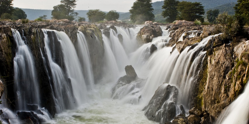 A picture of Papanasam Waterfalls showcasing the lake where one can go boating