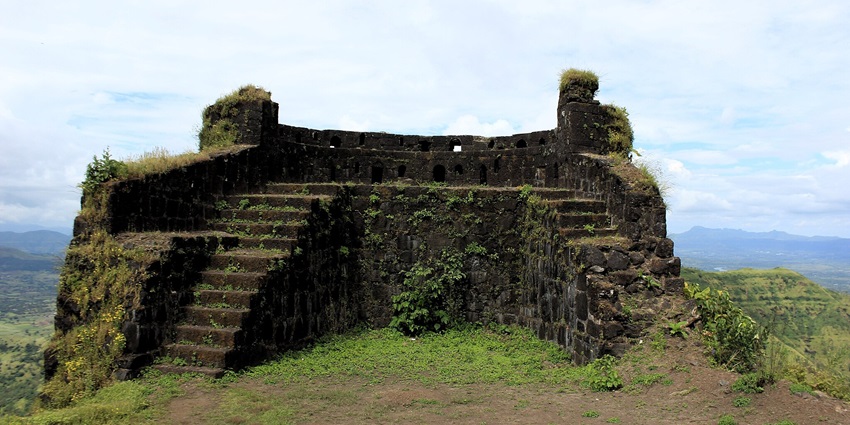 The fortifications of Rohida Fort, with panoramic views, is a famous place near Maharashtra