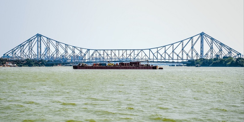 The cruise in Kolkata offers scenic views along the Hooghly River.