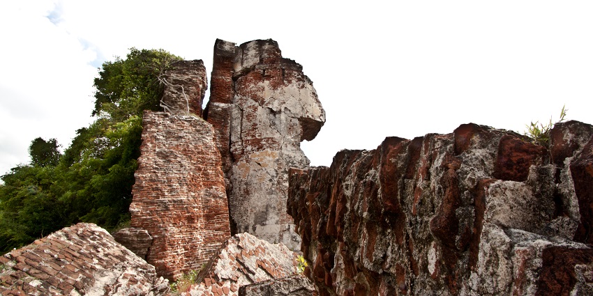 Alamparai Fort offers stunning coastal views and historical remnants of the past.