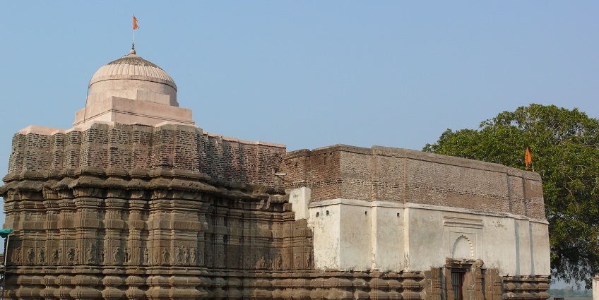 Parola Fort is located in the charming town of Parola, Maharashtra.