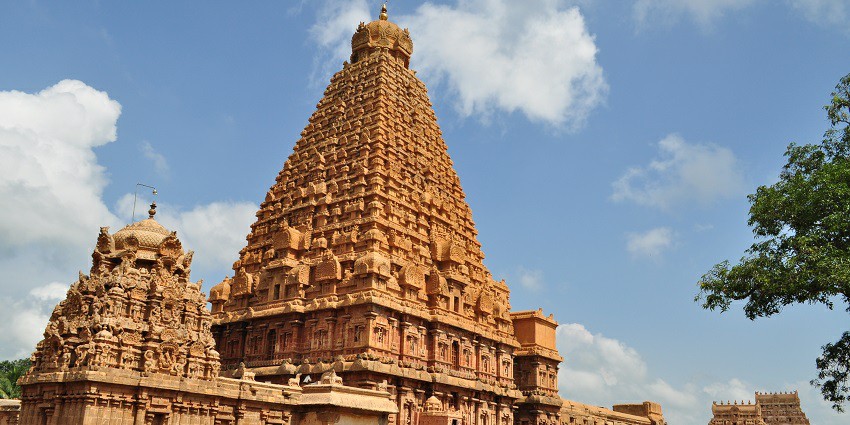 A wide-angle view of the Brihadeeswarar Temple in Thanjavur, Tamil Nadu, featuring central vimana.