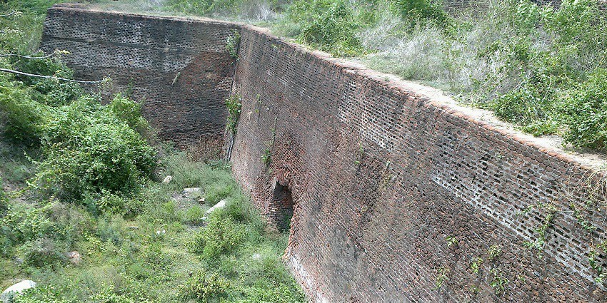 The fort is located in Vandavasi offering historic significance and proximity to Chennai visitors.