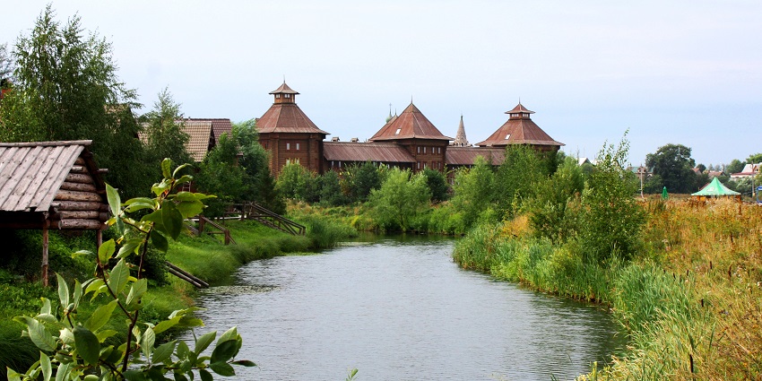 The hot spring in the Hotel Suzdal is surrounded by greenery with three temples.
Viewers of this file can see comments and suggestions