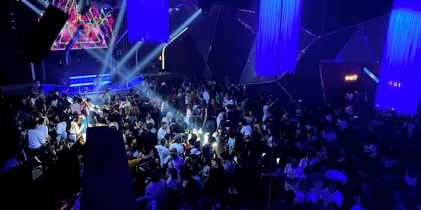 A full lively crowd in Loft 38 celebrating like crazy on high music and dancing hard.