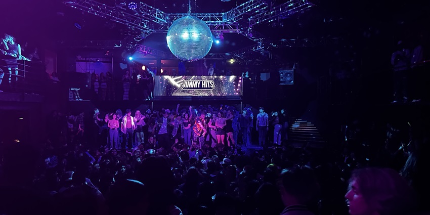 Parties in Bangalore are incomplete without the top-notch DJ at Loft 38