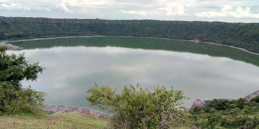 Lonar Lake is a natural wonder in Maharashtra, attracting visitors from all over the world.
