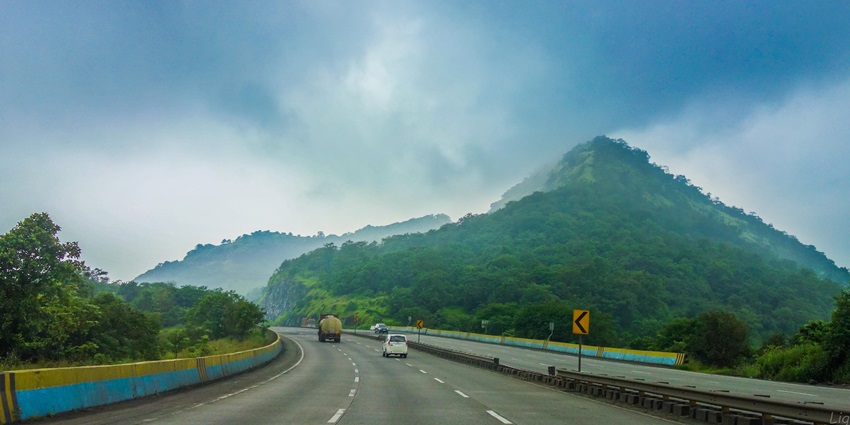 Vehicles passing through the road of Parsi Colony in Lonavala, one of the popular places for paragliding in Maharashtra.