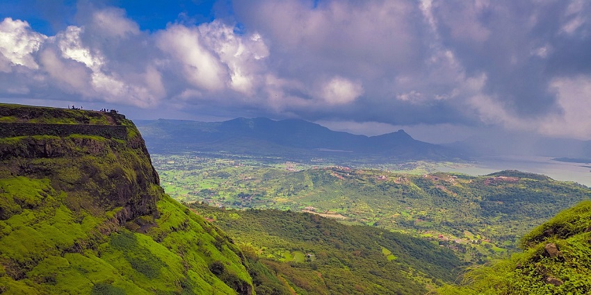 Beautiful view of Lonavala, one of the must-visit hill stations near Pune in summer.