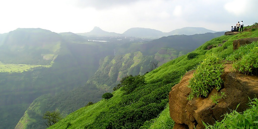 A picture of Lonavala's misty hills, one of the places to visit near Pune in monsoon.