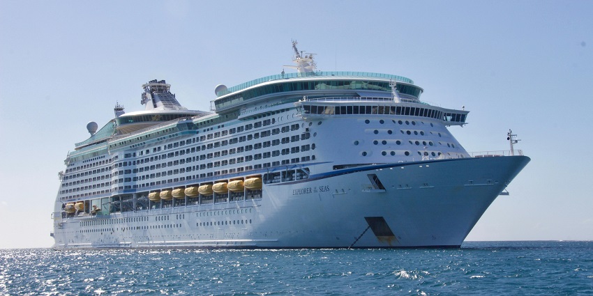 An image of a luxurious cruise boat gliding across Lavasa's lake with passengers.