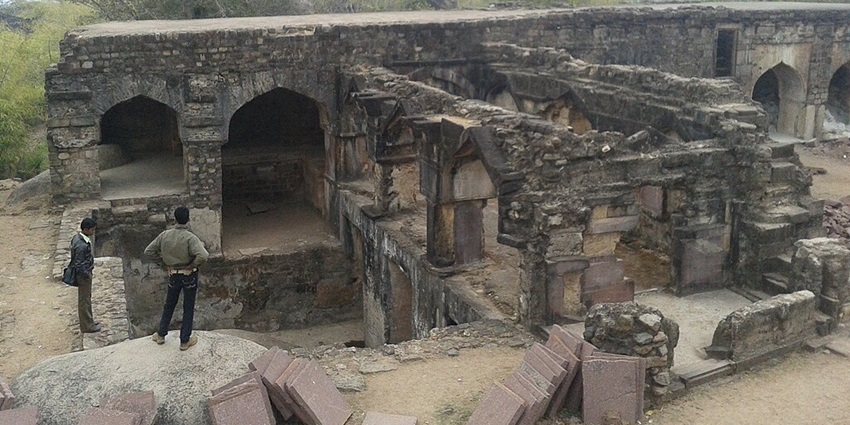 Side view of Madan Mahal Fort, a tourist attraction near Alang Fort, historic fort site.