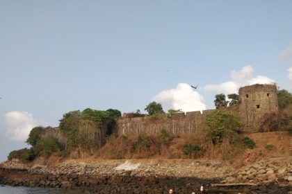 A view of Madh Fort with coastal scenery from the Versova side, is a famous fort near Maharashtra.