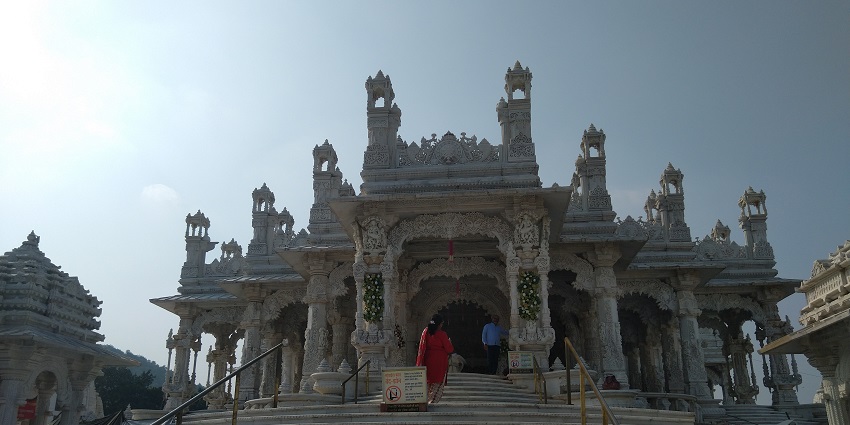The entrance of the Shankheshwar Parshwanath Mahaprasad Jain Temple in Jharkhand