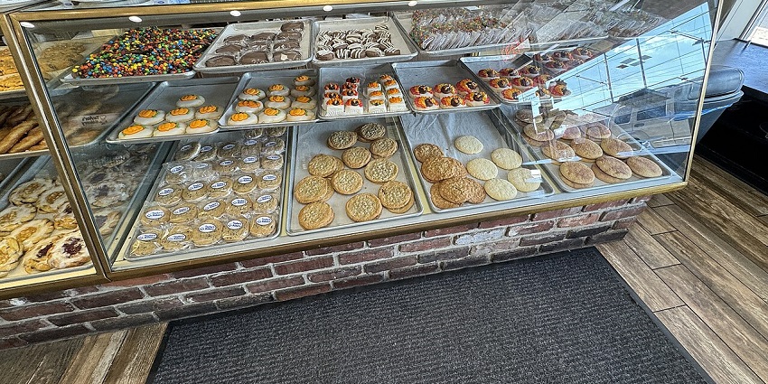 An image of a bakery shop which offers different varieties of the best food in Kolhapur.