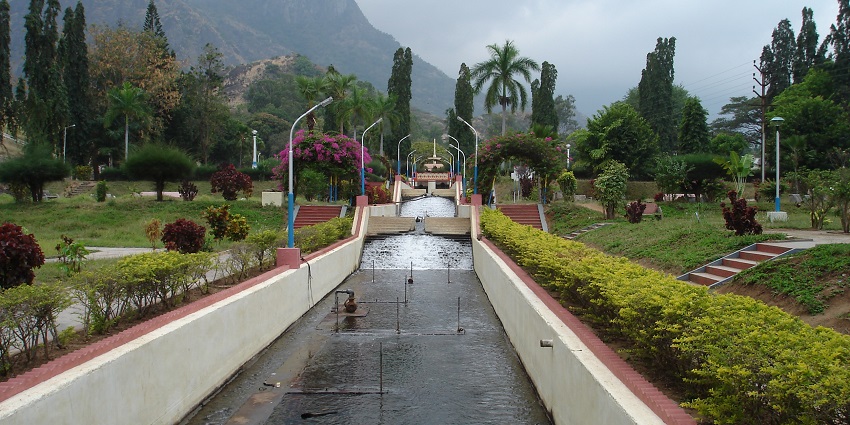 This eco-park has playgrounds, lawns, and a pond for boating.