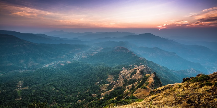 Mahabaleshwar, is among the famous places to visit in Maharashtra in October with views, farms, and attractions.