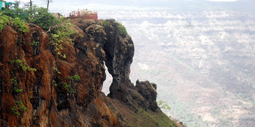 Mahabaleshwar, is among the famous places to visit in December near Mumbai with chilly climate