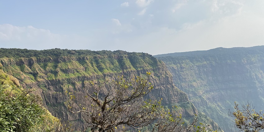 A panoramic view of Mahabaleshwar's rolling hills and valleys, among stunning places to visit near Pune for couples.