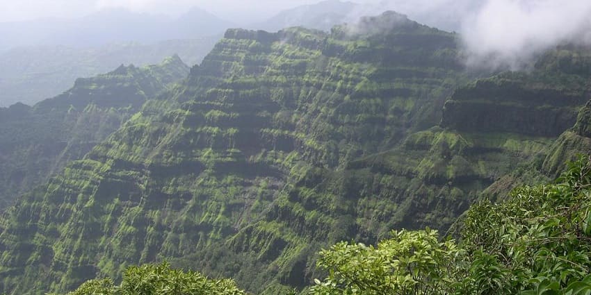 An image of Mahabaleshwar hills, one of the famous places near Pune for weekend trips.