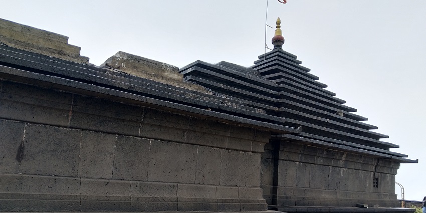 Mahabaleshwar Temple is located amidst the beautiful hills adding to its beauty further.