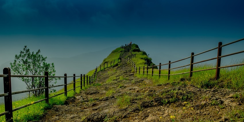 Image of the iconic Raigad fort located in Mahad, one of the best places to visit in Raigad