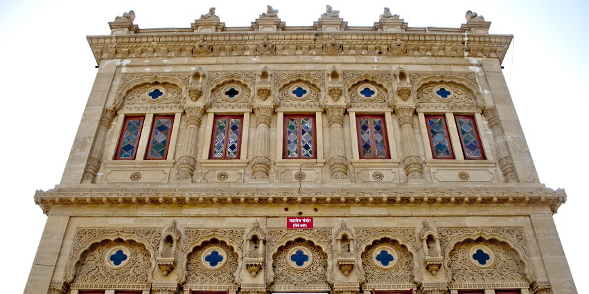 Mahadaji Shinde Chatri is one of the nice places to visit in Pune at night as it is a historical place in Wanawadi.