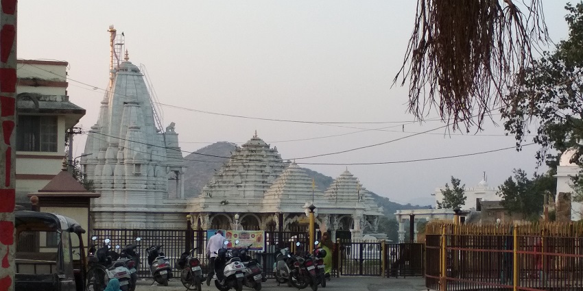 A simple and distant view of Mahakaleshwar Temple, one of the oldest temples in Udaipur.