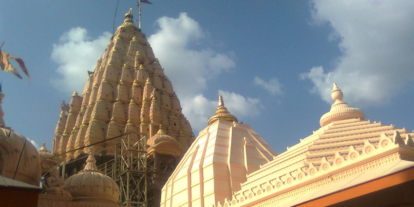 An exterior view of the Mahakaleshwar temple, an ideal place to visit in Ujjain for couples.