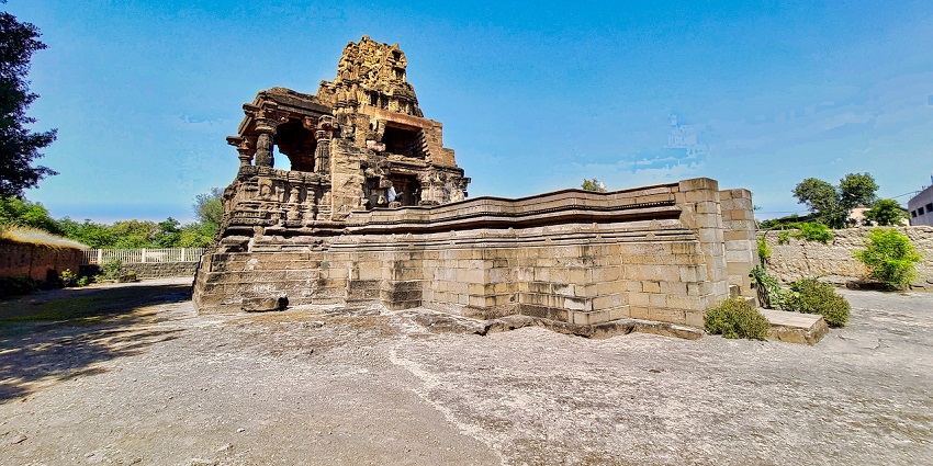 Mahakaleshwar Temple is an ancient Shiva temple in Maharashtra that is surrounded by dense forests