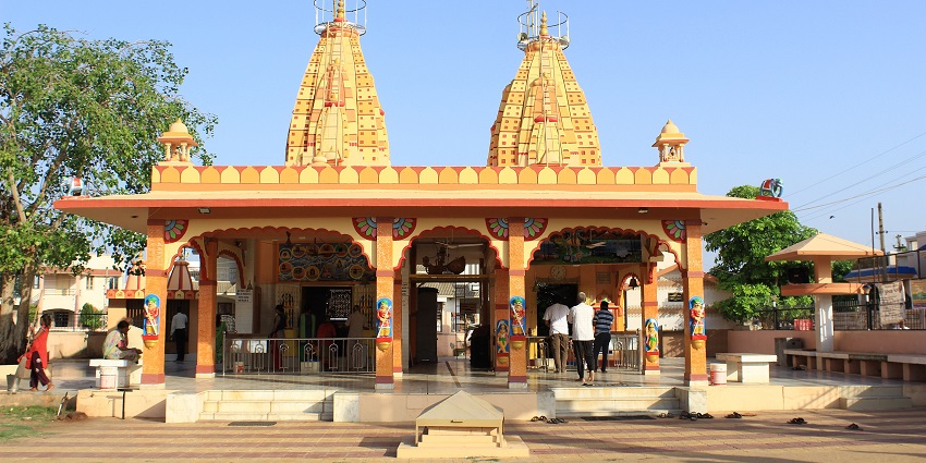 Mahakali Temple is home to five deities, the main highlight being the idol of Maa Mahakali.