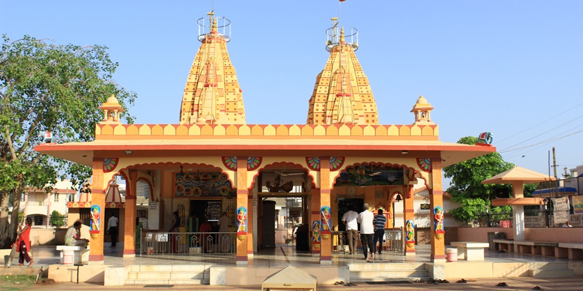 Mahakali Temple is a serene spot, placed near a dam, one of the best temples near Wardha.