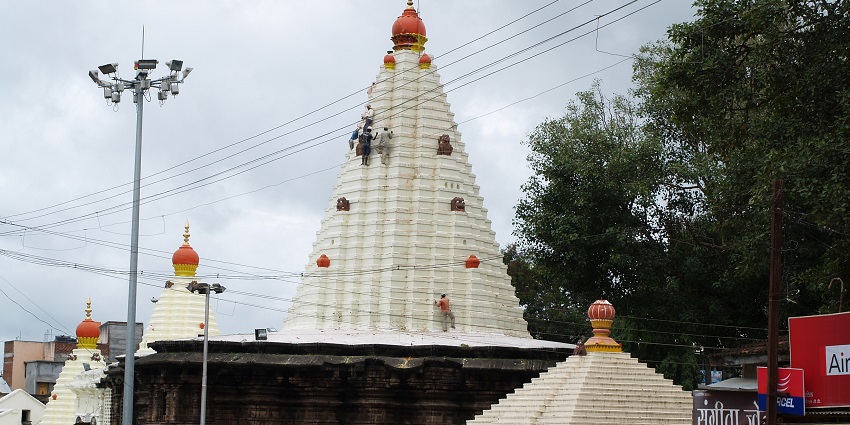 Mahalakshmi Temple: A stunning view of the historic temple's main entrance